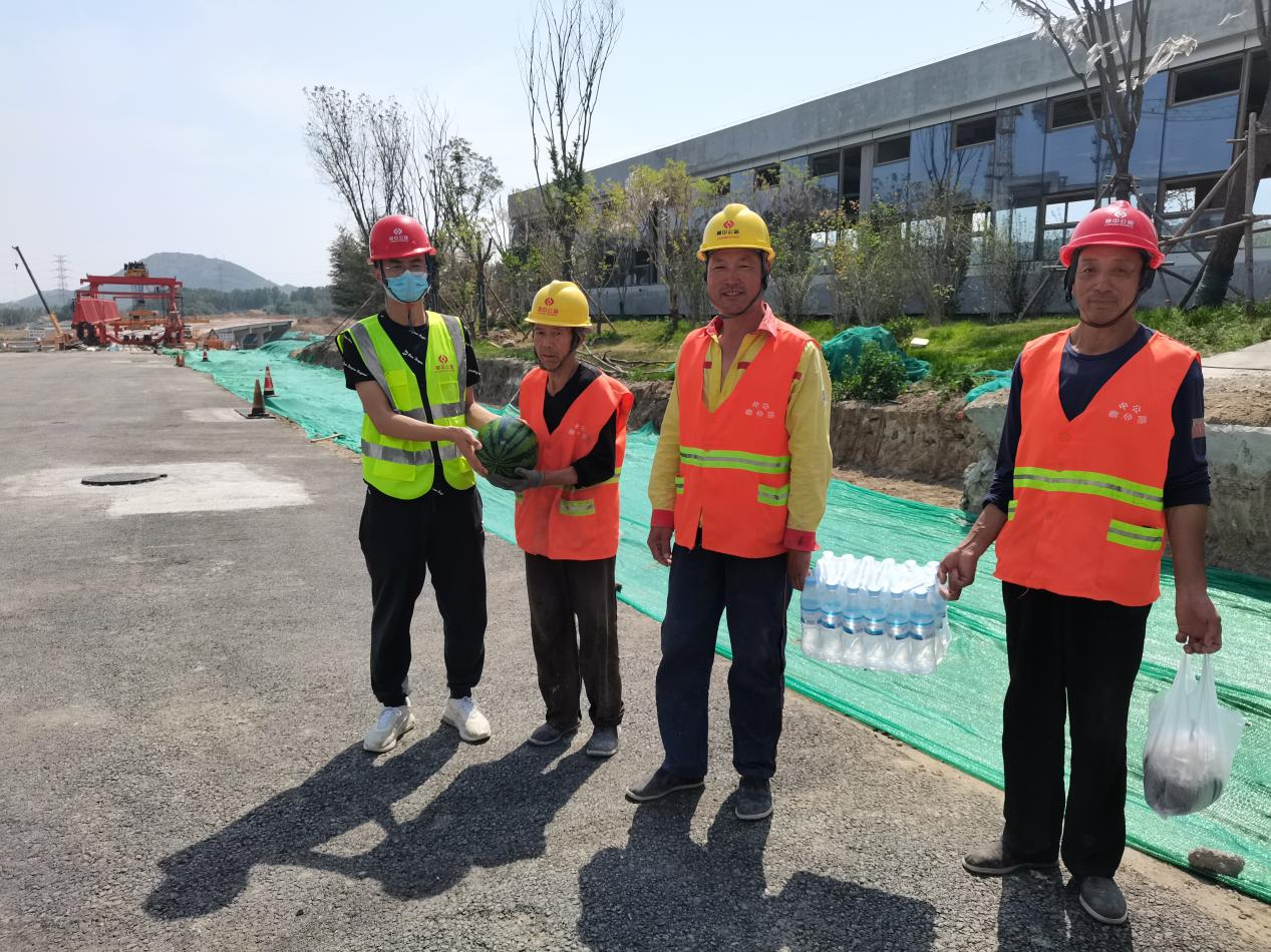 市政工程公司華僑城規(guī)劃路項目部組織送清涼活動