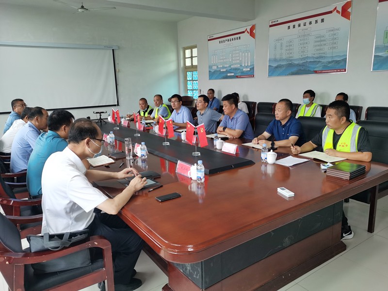 臨沂市公路事業(yè)發(fā)展中心、郯城縣政府、 縣公路事業(yè)發(fā)展中心到郯城G205項目進(jìn)行視察工作