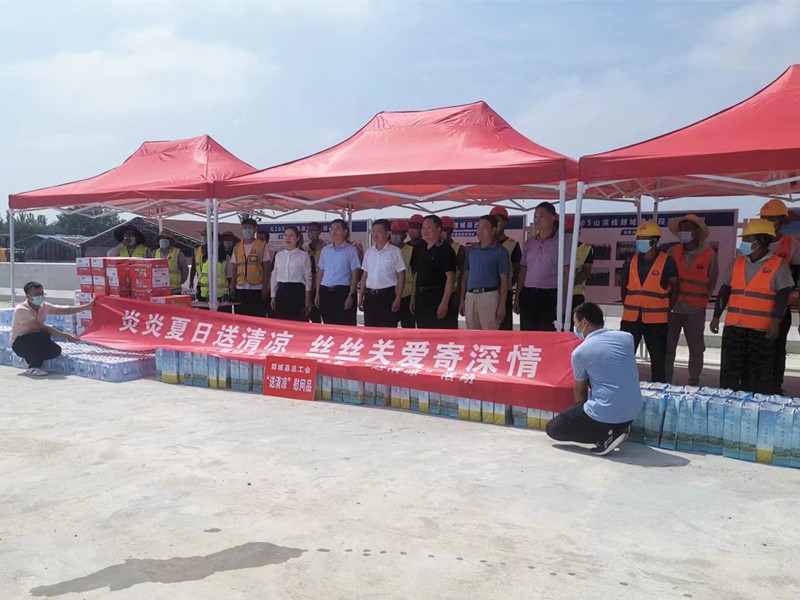 郯城縣總工會聯(lián)合縣公路中心對G205項目進(jìn)行慰問活動