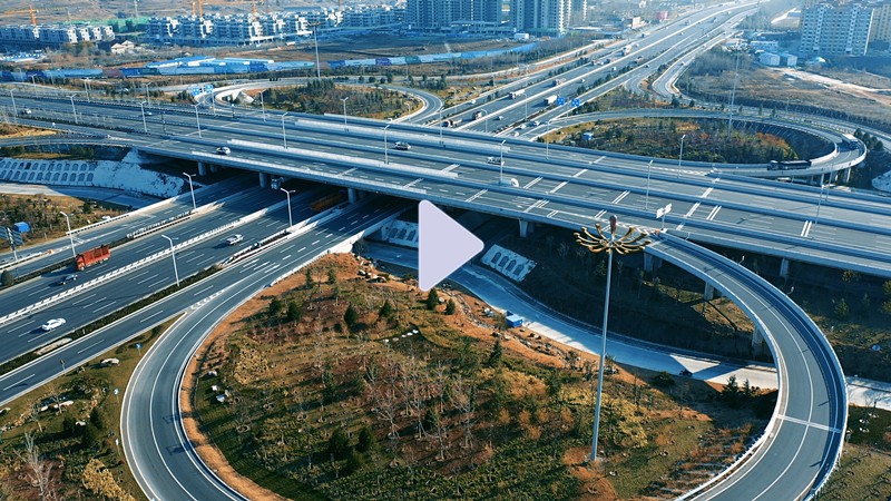 航拍魯泰大道與魯山大道立交橋，仿生學(xué)設(shè)計(jì)如對(duì)稱(chēng)的四葉草