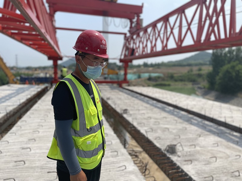 尋找最美公路人：愛崗敬業(yè)、勤奮工作的杜慶祝