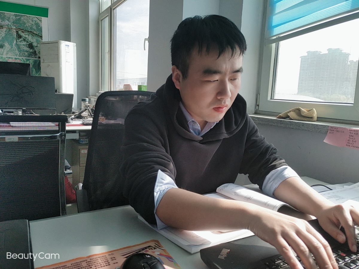 尋找最美公路人：兢兢業(yè)業(yè)、忘我工作的李碰