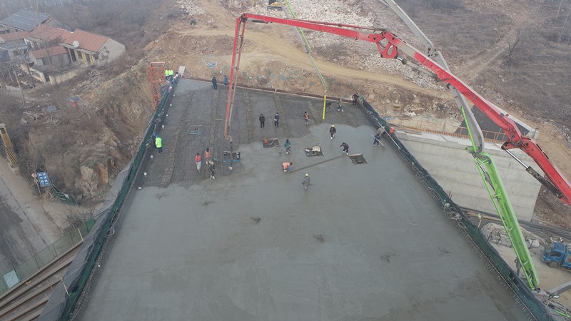 石溝大橋現(xiàn)澆箱梁現(xiàn)場澆筑收尾_副本