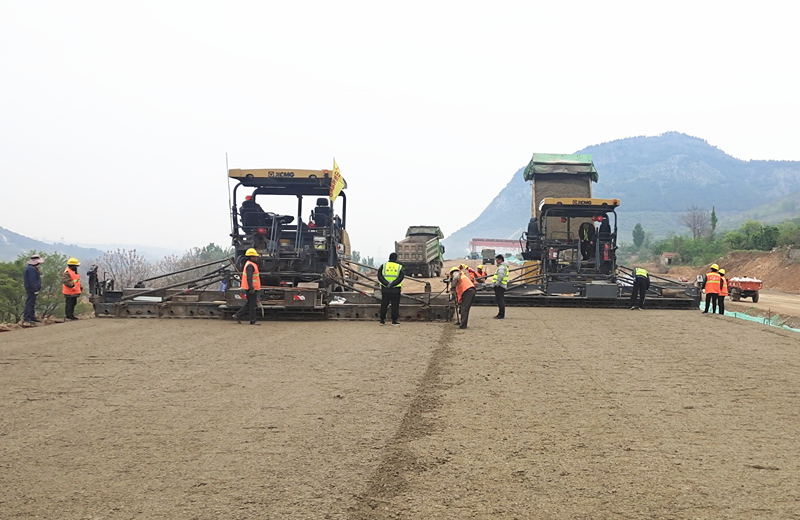 機(jī)械化施工公司臨臨高速路面工程工程動態(tài)