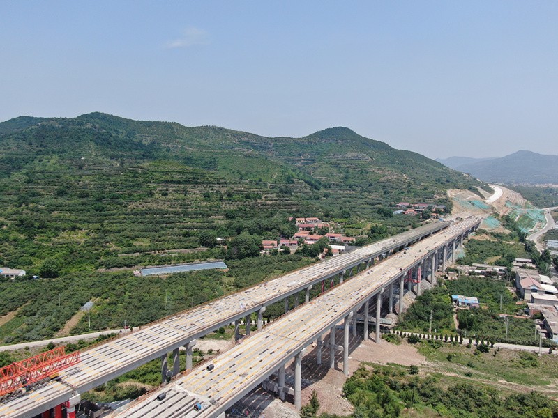 臨臨高速六標韓莊大橋預制T梁順利架設完畢