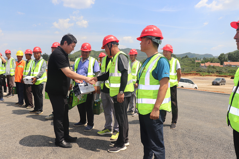 濃情端午，夏送清涼——沂源縣交通運(yùn)輸局長田立勇一行蒞臨臨臨高速六標(biāo)慰問工程一線施工人員