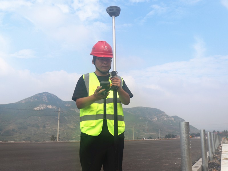 1、測量員侯風(fēng)濤用GPS進行放樣_副本