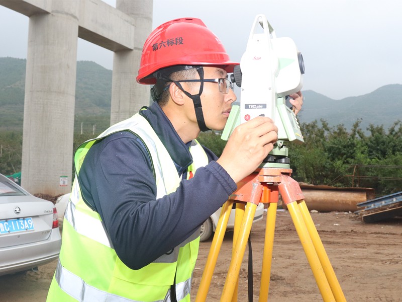 2、測量員孫垂斌正在瓦日鐵路公鐵立交處用全站儀進行坐標(biāo)放樣_副本