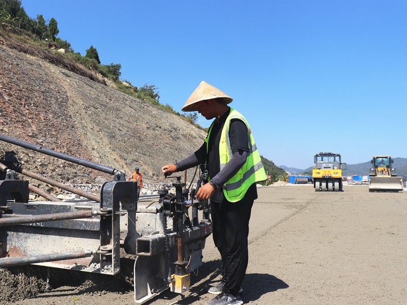 2、基層施工員鄭曰發(fā)根據(jù)現(xiàn)場實際微調(diào)攤鋪機控制攤鋪質(zhì)量_副本