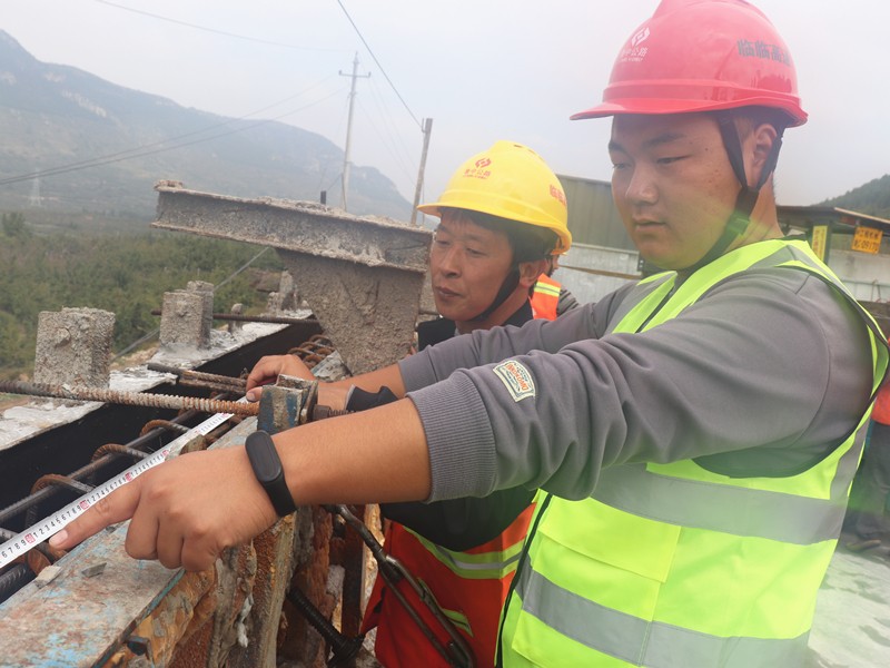 4、施工員程化強在瓦日鐵路公鐵立橋檢測護欄鋼筋間距、模板安裝_副本