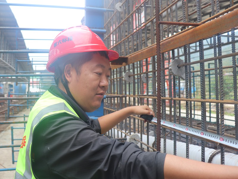 5、施工員任國相在梁場檢查鋼筋籠鋼筋間距_副本