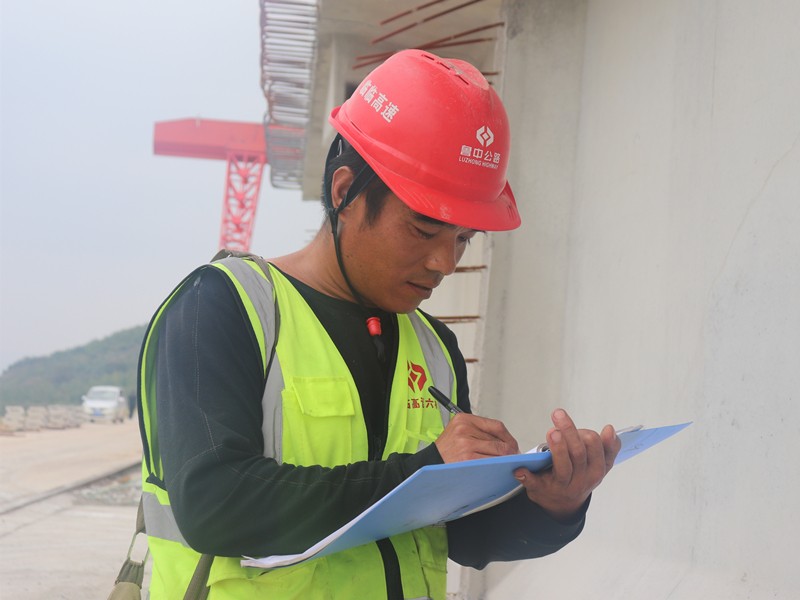 6、施工員徐永文在北安樂梁場檢查成品梁質(zhì)量_副本