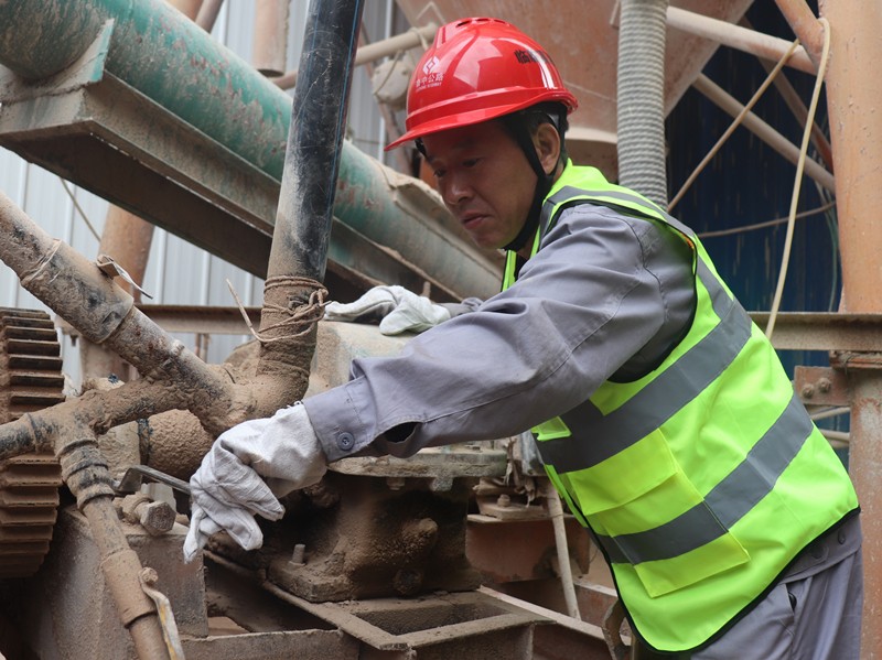1、油層拌合站侯傳利正在檢修設(shè)備_副本