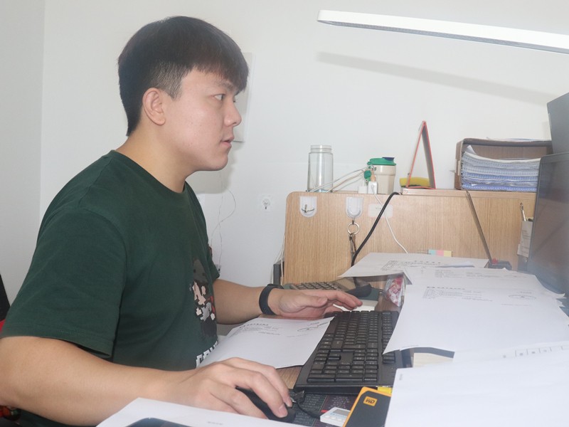 4、財務(wù)部劉鎧銘正在為供應(yīng)商付款_副本