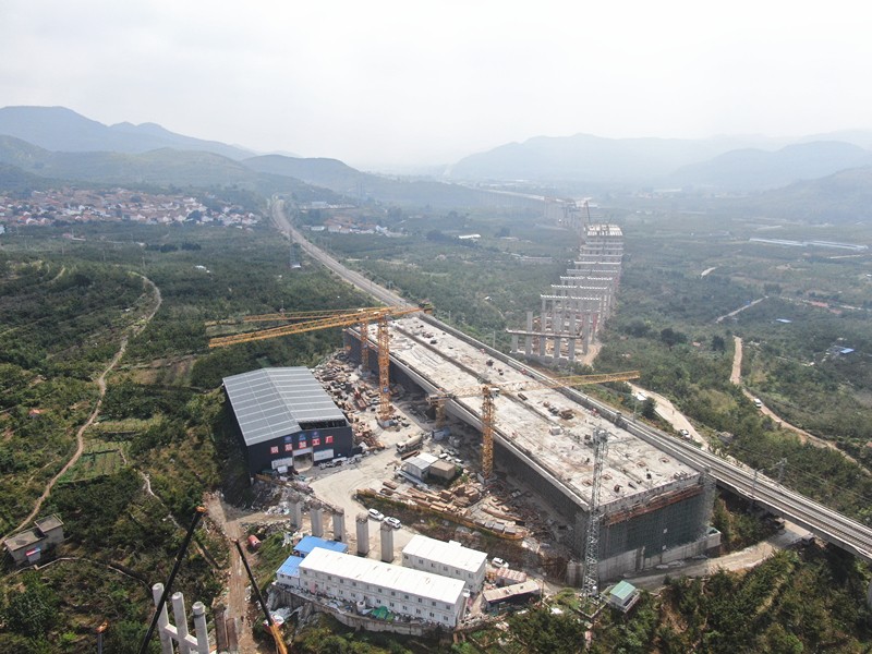 6、瓦日轉(zhuǎn)體橋為10月華麗轉(zhuǎn)體做沖刺準(zhǔn)備_副本