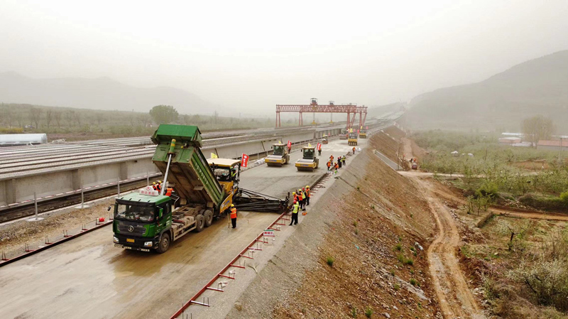 4-2、4月11日2023年水穩(wěn)底基層復(fù)工試驗(yàn)路施工