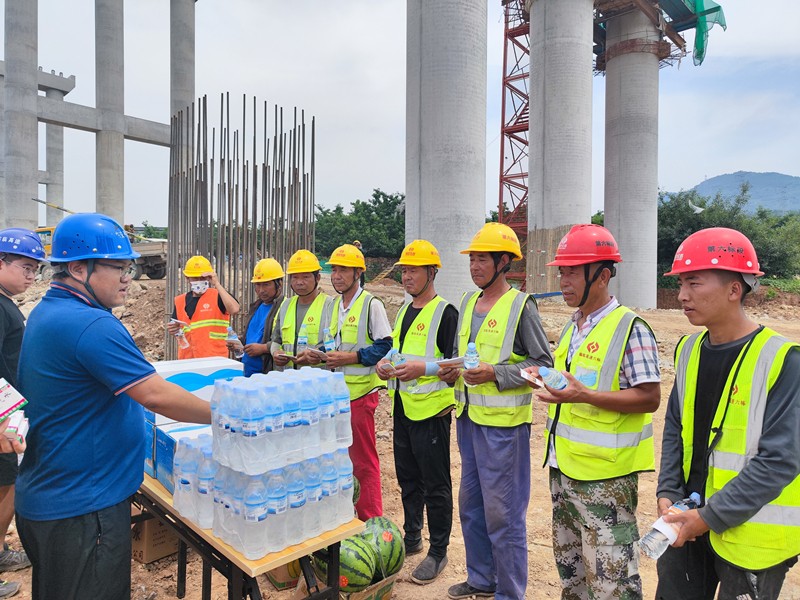 6-4、6月16日臨臨高速六標(biāo)開(kāi)展“安全生產(chǎn)月”宣傳咨詢?nèi)蒸邞?zhàn)酷暑送清涼活動(dòng)_副本