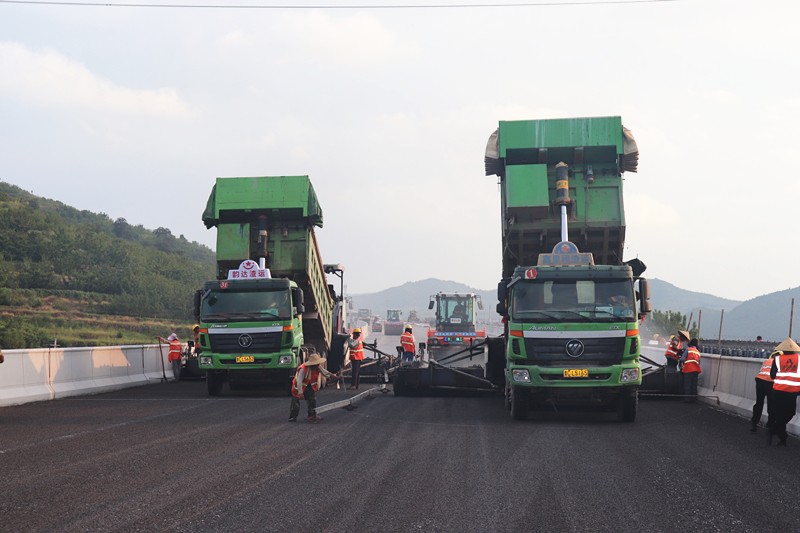 8-4、8月21日臨臨高速六標(biāo)首件瀝青砂結(jié)構(gòu)層在北安樂(lè)村大橋順利鋪設(shè)_副本