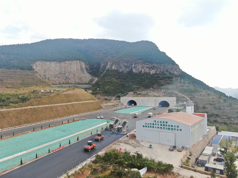 10-2、10月10日臨臨高速六標(biāo)進(jìn)入瀝青上面層施工階段_副本