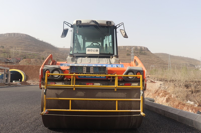 臨臨高速項目優(yōu)化壓路機安全防撞系統(tǒng) 筑牢安全防線