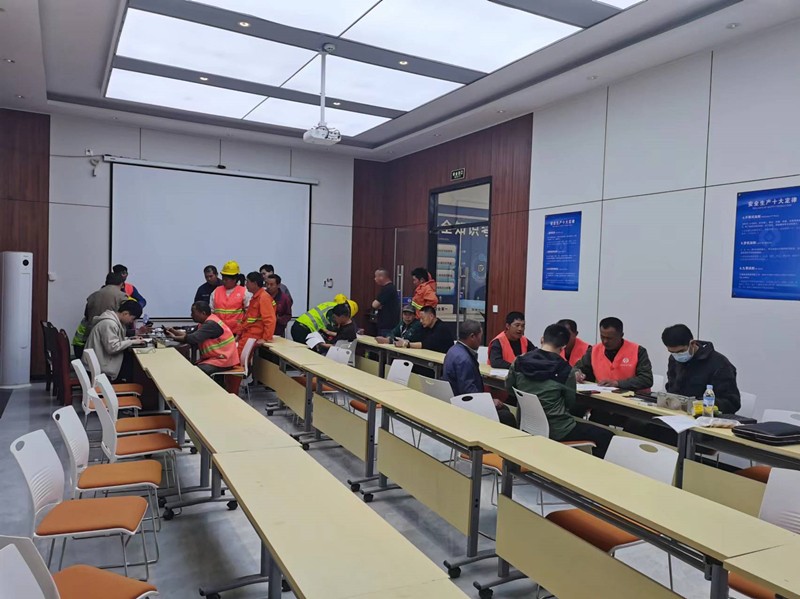 臨臨高速六標(biāo)邀請威海銀行工作人員為新進場工人辦理工資卡