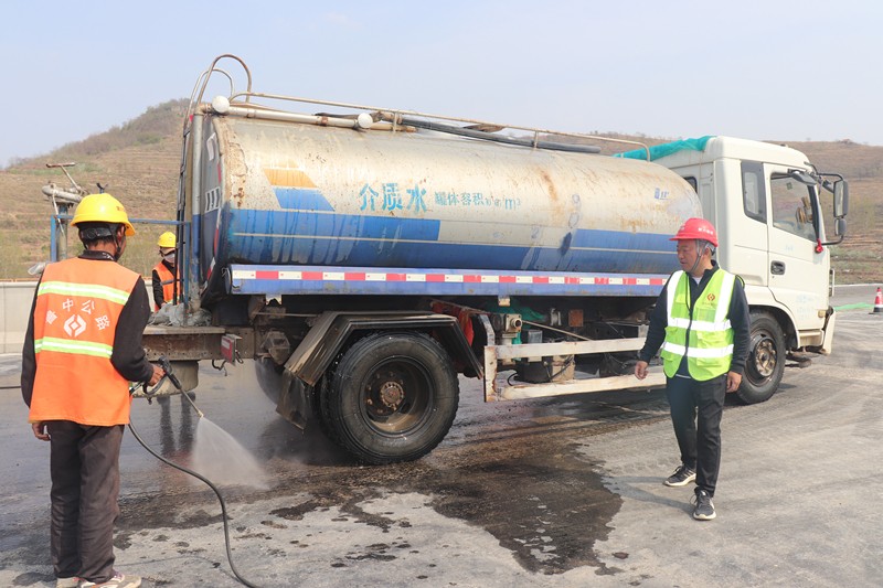 路面防污染專員孟慶濤指導(dǎo)工人對(duì)上路車輛輪胎沖洗要求_副本 路面防污染專員孟慶濤指導(dǎo)工人對(duì)上路車輛輪胎沖洗要求_副本