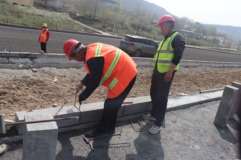 施工員代衛(wèi)指導(dǎo)工人使用工具控制路緣石縫寬_副本 施工員代衛(wèi)指導(dǎo)工人使用工具控制路緣石縫寬_副本