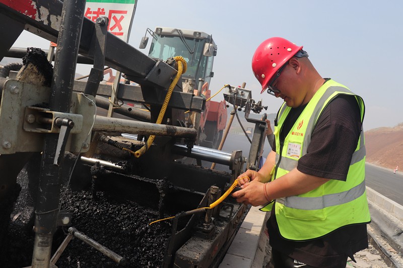 油層施工隊(duì)長朱紹濤聚精會(huì)神的工作中1_副本 油層施工隊(duì)長朱紹濤聚精會(huì)神的工作中1_副本