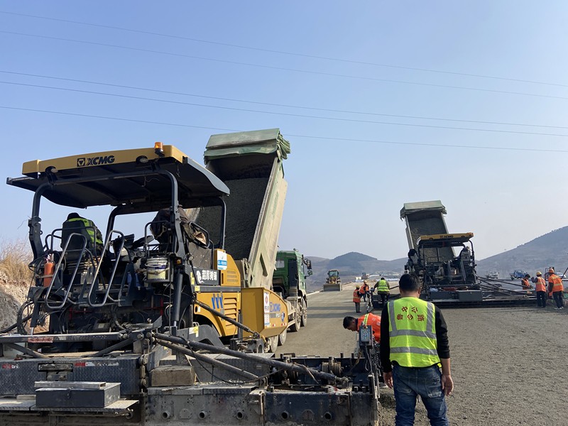 機械化施工公司高效優(yōu)質(zhì)完成臨臨K108-K121+660段主線水泥穩(wěn)定碎石施工任務(wù)