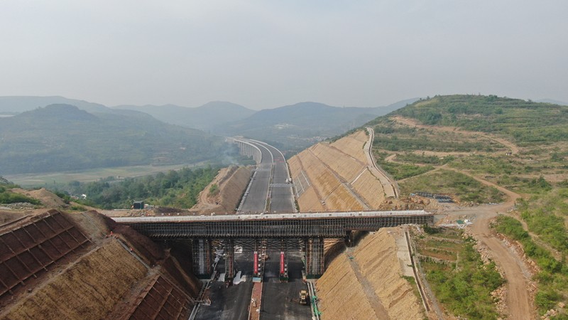 臨臨高速六標K116+300.463天橋現(xiàn)澆箱梁澆筑完畢