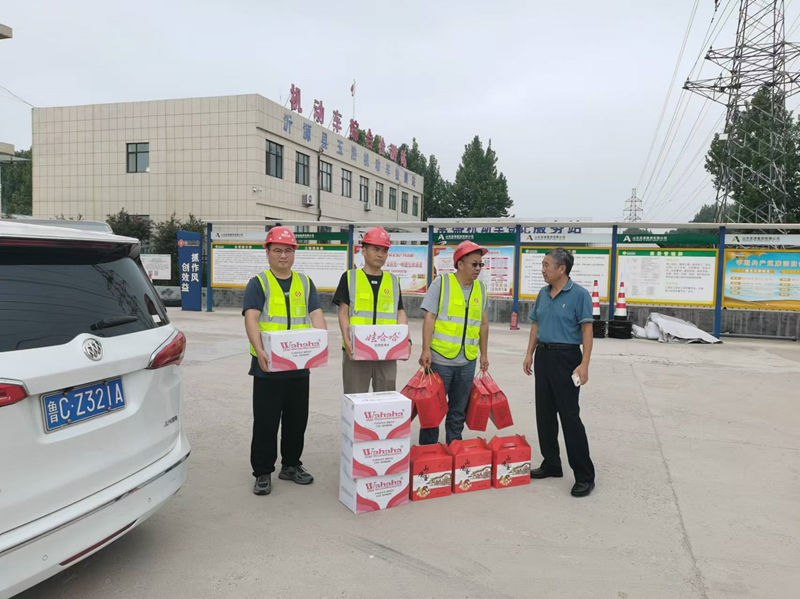 沂源縣交通局蒞臨項(xiàng)目部開展“情暖中秋”慰問活動