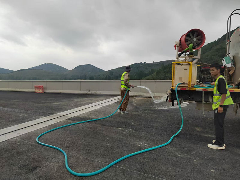 水車清掃路面——孫垂斌（左）、王鵬程（右）_副本