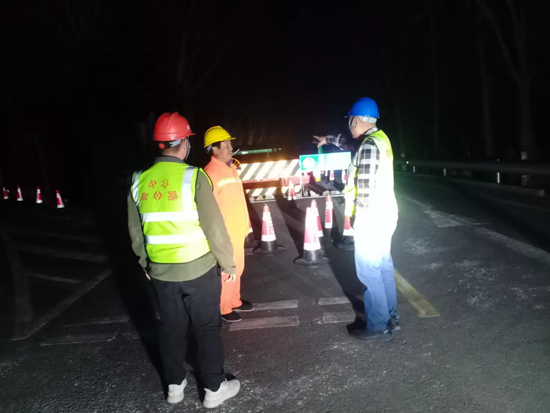 【一提三?！縎232張魯線博山區(qū)王家莊至沂源縣草埠段修復(fù)養(yǎng)護(hù)工程夜間巡視不松懈