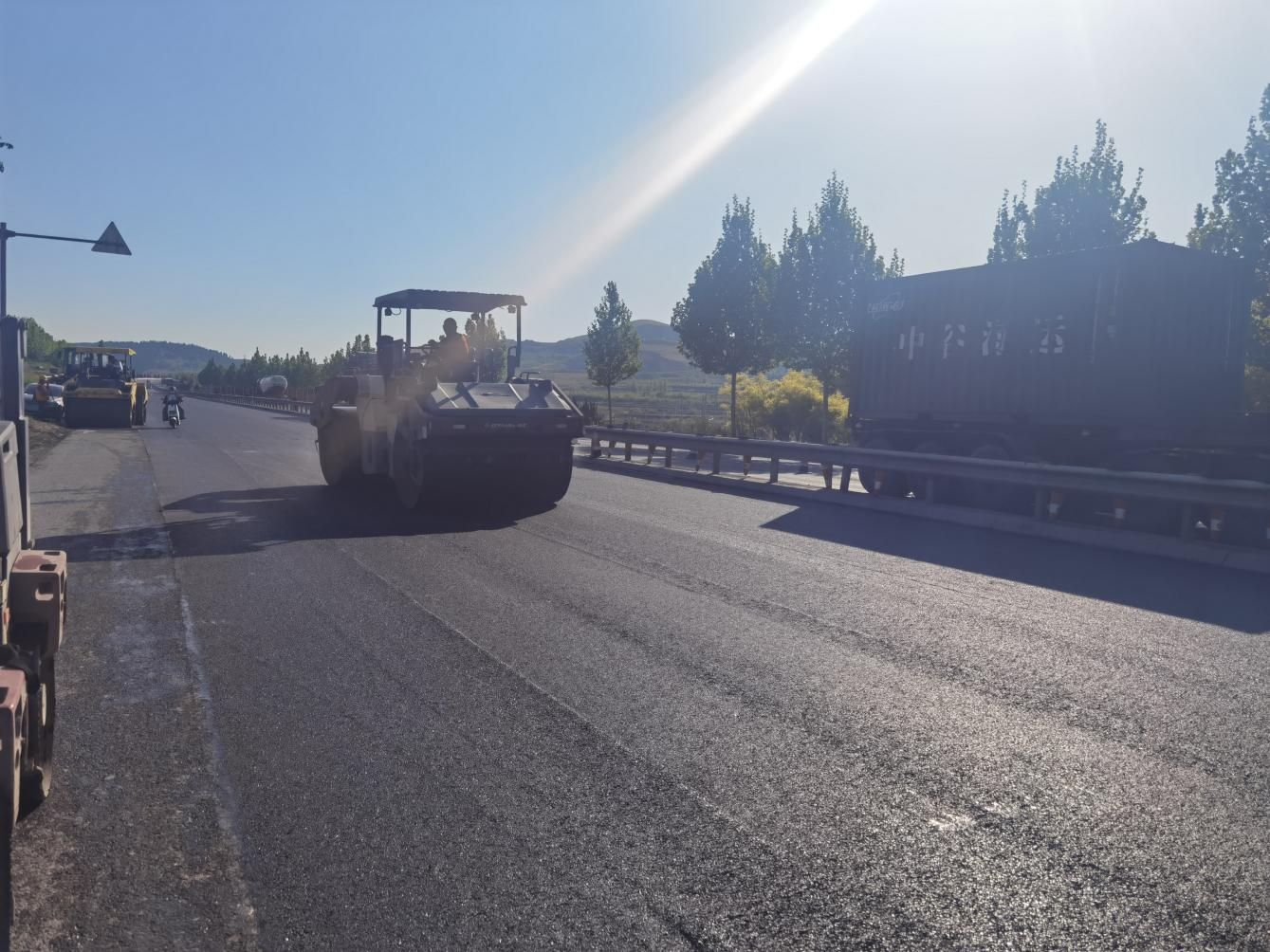 【一提三?！縎102大中修養(yǎng)護(hù)工程全線攤鋪完成