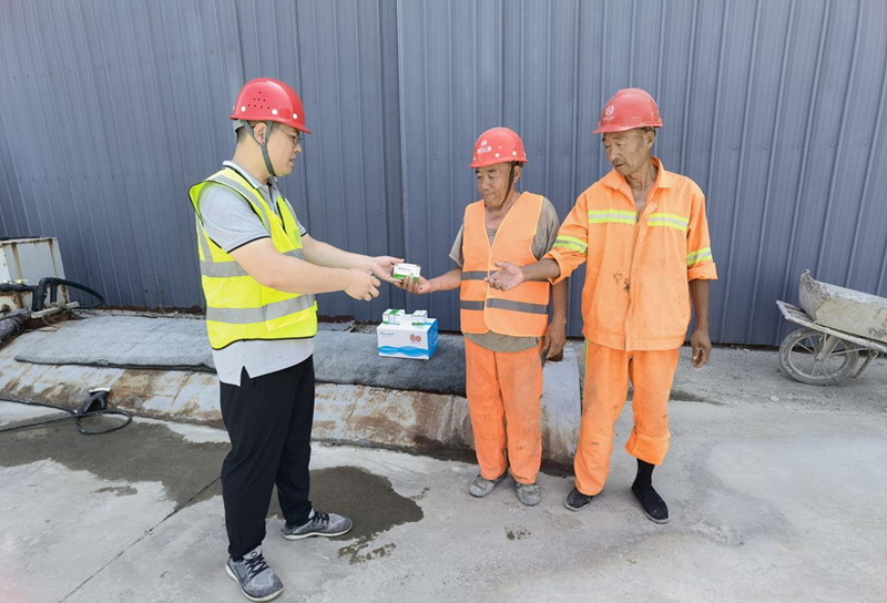 【一提三?！?高溫、斗酷暑——高青拌合站為一線員工送清涼保安全