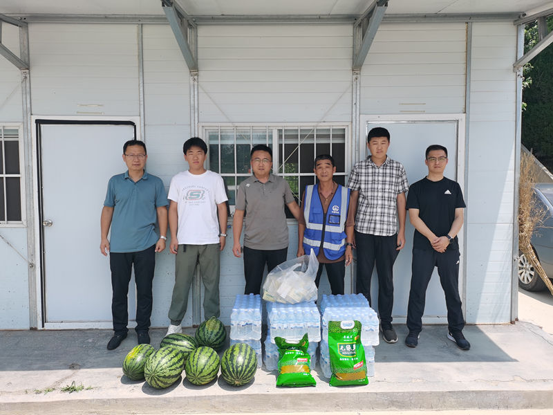 夏季送清涼、慰問(wèn)暖人心---公司領(lǐng)導(dǎo)慰問(wèn)煙臺(tái)快速路一線(xiàn)職工