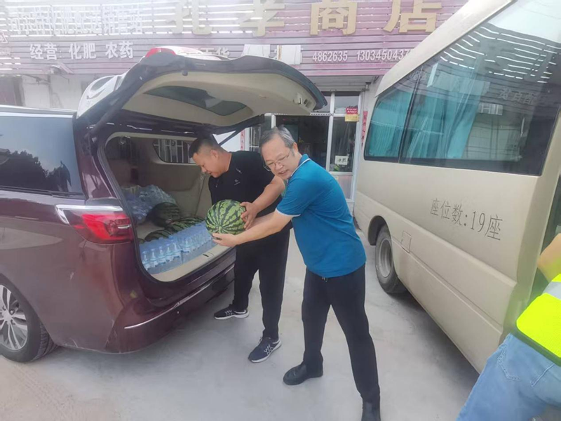 公司總部領(lǐng)導(dǎo)為S231張臺(tái)線(xiàn)一線(xiàn)員工送來(lái)夏日清涼