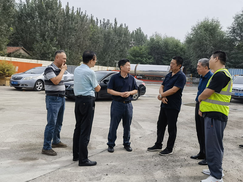 淄博市交通運輸局、淄博市交通建設(shè)發(fā)展中心領(lǐng)導蒞臨高青拌合站生產(chǎn)現(xiàn)場及高青段G233克黃線建設(shè)項目施工現(xiàn)場檢查調(diào)研
