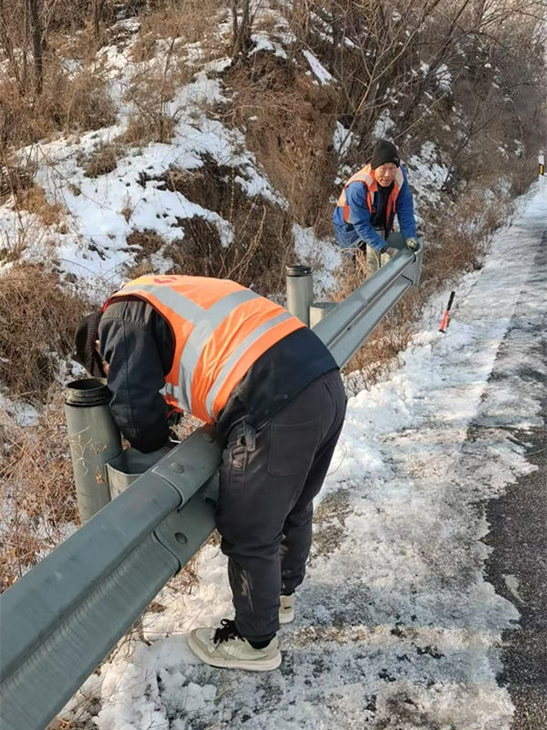 國省道上的“生命防線”：波形護欄施工筑牢出行安全屏障