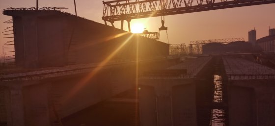 第二工程公司G2項(xiàng)目晝夜奮戰(zhàn)，膠新鐵路橋順利架通