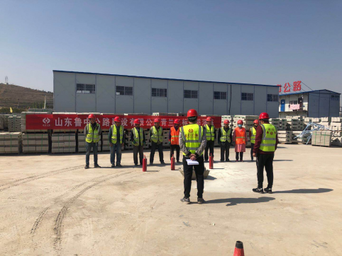 青蘭高速路面分部進行消防應(yīng)急演練