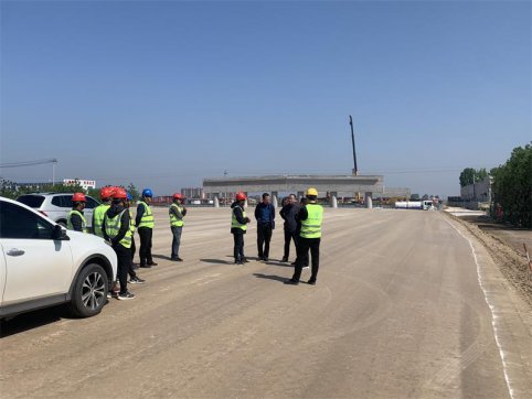 五一我在崗、慰問暖人心——公司領(lǐng)導(dǎo)慰問一線施工人員