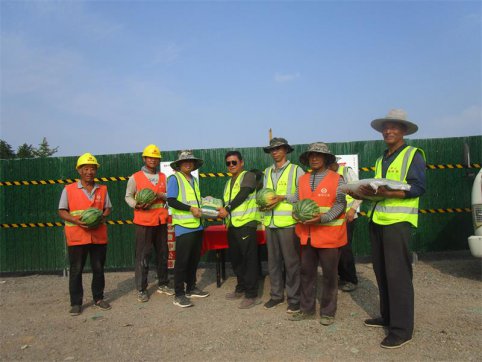 第二工程公司第二項目部組織“講關(guān)懷、送清涼”活動