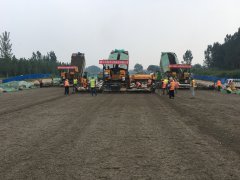 淄河大道西延工程一標(biāo)段召開水泥穩(wěn)定碎石底基層施工現(xiàn)場安全技術(shù)交底會