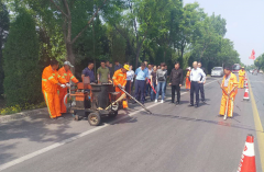 烈日炎炎正當(dāng)時(shí)　路面小修施工忙