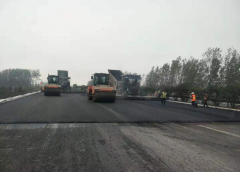 京滬高速改擴(kuò)建十標(biāo)瀝青中面層（主線）試驗(yàn)路攤鋪成功