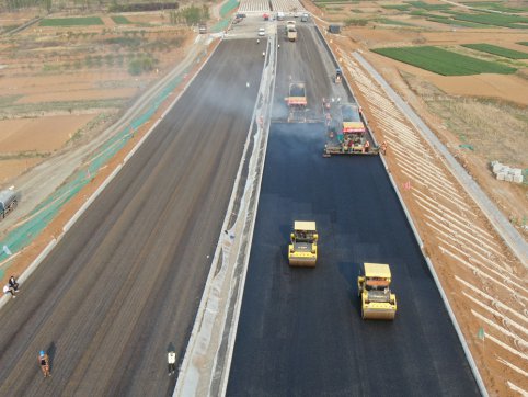 青蘭項(xiàng)目部瀝青路面首件攤鋪