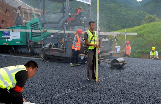 陽(yáng)光下的脊梁