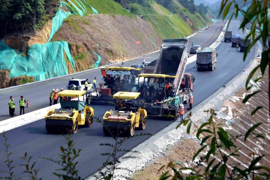 江西項(xiàng)目AC-20C下面層高模量瀝青混凝土試驗(yàn)路順利鋪筑