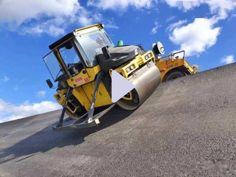 瀝青攤鋪，從國(guó)外引進(jìn)的技術(shù)，國(guó)內(nèi)最高汽車高速曲面跑道